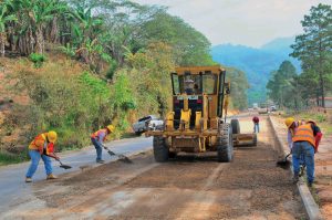 Obreros trabajan en una carretera de Chile.