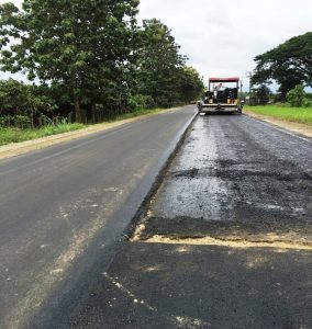 Maquinaria ejecuta trabajos de colocación de carpeta asfáltica. Fotografía de MTOP. 