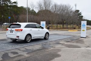 carretera solar con placas fotovoltaicas