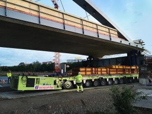 Scheuerle transporta un puente de 130 metros3