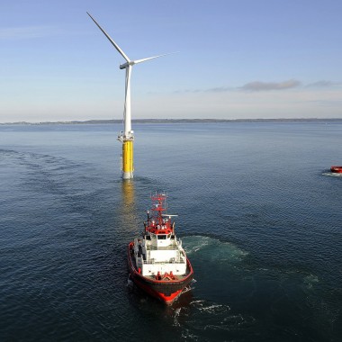 Erstes schwimmendes Windrad liefert Strom