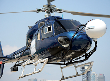 Vista del radar aéreo M2 instalado sobre un helicóptero en el puerto de Barcelona, España.