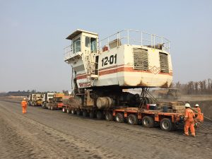 Tractor remolque se hace cargo de una excavadora minera