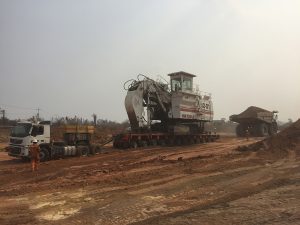 Una plataforma de transporte pesado Goldhofer ayuda a rescatar una excavadora en una mina colombiana.